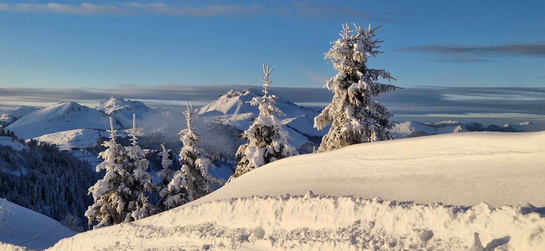 Panorama sur les sommets enneigés du Grand Massif